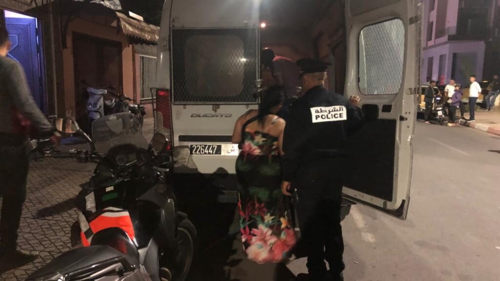 مداهمة 8 شقق معدة للدعارة واعتقال 16 شخصا % مداهمة 8 شقق معدة للدعارة واعتقال 16 شخصا