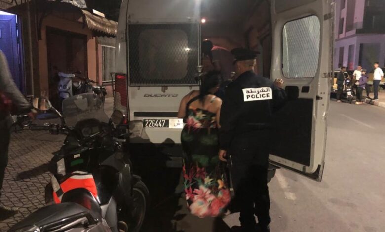 مداهمة 8 شقق معدة للدعارة واعتقال 16 شخصا % مداهمة 8 شقق معدة للدعارة واعتقال 16 شخصا