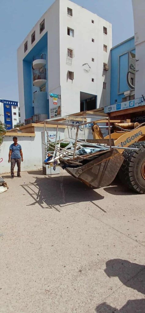 أكادير .. سلطات الملحقة الرابعة تباشر حملة إزالة السيارات المهجورة و تحرير الملك العمومي