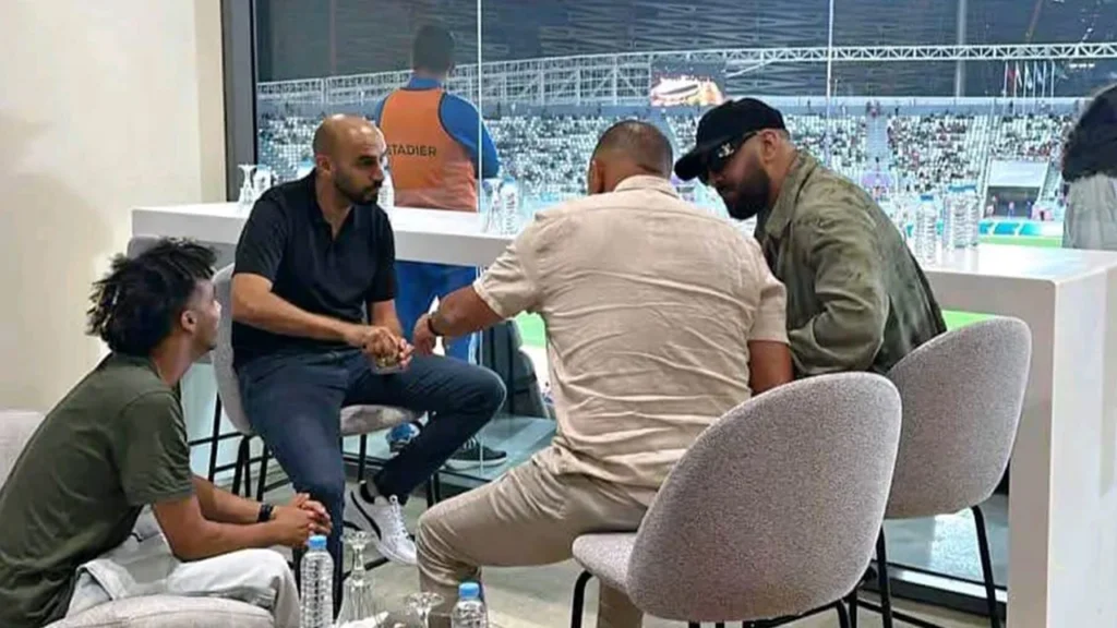 لقاء إلياس المالكي والركراكي يُفجر غضب الجماهير: هل أصبح البوز أهم من الكرة؟