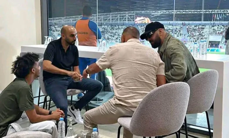 لقاء إلياس المالكي والركراكي يُفجر غضب الجماهير: هل أصبح البوز أهم من الكرة؟