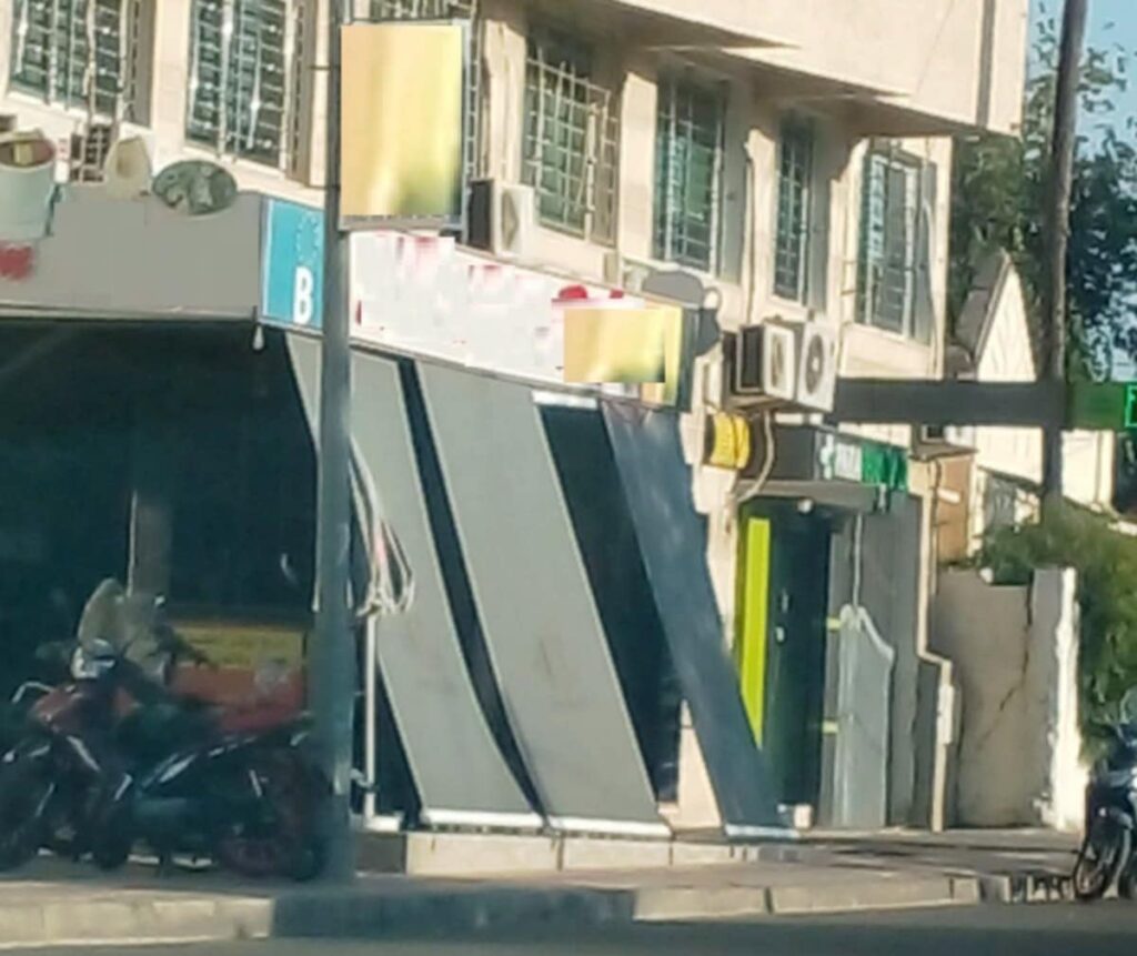 مقهى يتحدى القانون وسط سيدي قاسم والسلطات تلتزم الصمت