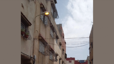 أضواء حي الرحمة تضيء في النهار… والمواطنون يشتكون هدر الطاقة