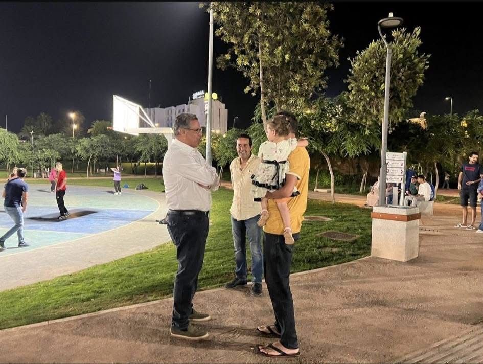 أخنوش يتجوّل ليلًا في أكادير: المدينة تلمع فقط في الصور