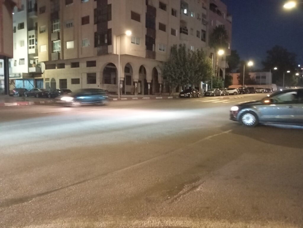 امرأة مريضة نفسياً تتجول عارية في شارع المزرعة بسلا