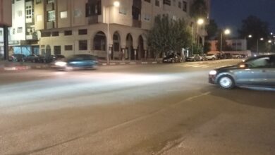 امرأة مريضة نفسياً تتجول عارية في شارع المزرعة بسلا