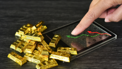 الذهب يواصل الصعود مقتربًا من قمته التاريخية وسط تراجع الدولار