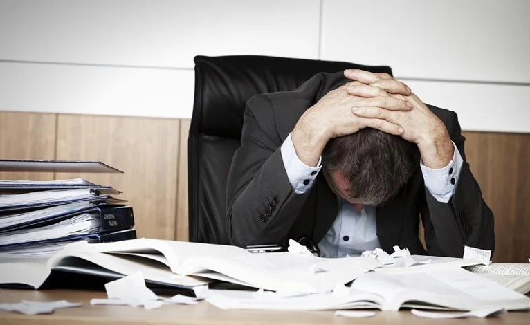 نزيف المقاولات المغربية.. حين تُترك الصغيرة لتغرق وتنجو الكبرى بالعقود % نزيف المقاولات المغربية.. حين تُترك الصغيرة لتغرق وتنجو الكبرى بالعقود