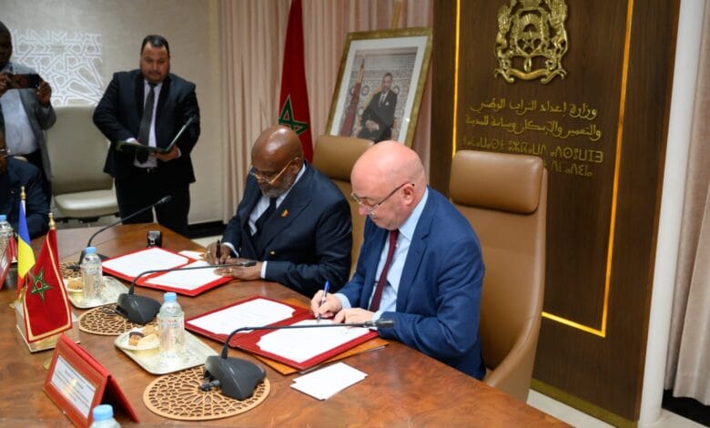 المغرب وتشاد يوقعان مذكرة تفاهم لتعزيز التعاون في السكن والتعمير % المغرب وتشاد يوقعان مذكرة تفاهم لتعزيز التعاون في السكن والتعمير