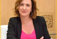 وزيرة السياحة أو "المؤثرة الرسمية": عندما تختلط الوزارة بالموضة