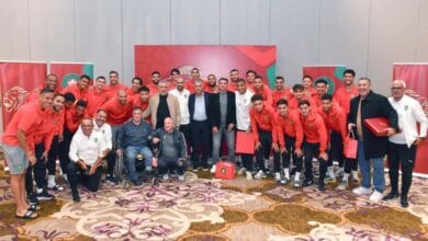 المنتخب المغربي يكرّم رموز الكرة في طنجة بتقدير يجمع الأجيال