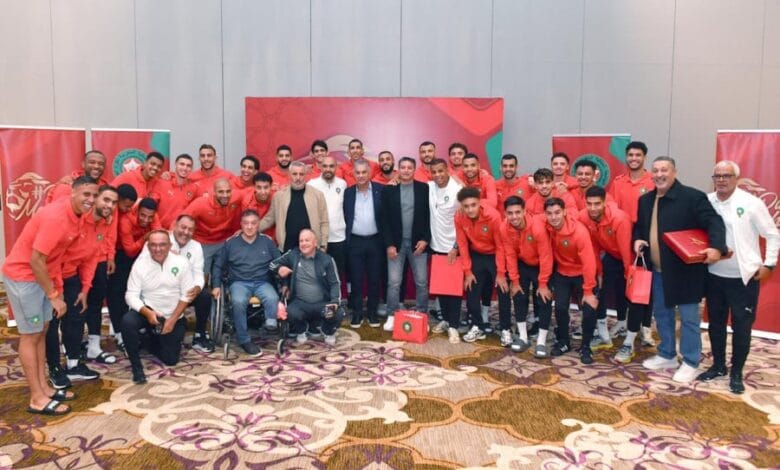 المنتخب المغربي يكرّم رموز الكرة في طنجة بتقدير يجمع الأجيال % المنتخب المغربي يكرّم رموز الكرة في طنجة بتقدير يجمع الأجيال