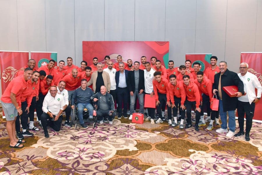 المنتخب المغربي يكرّم رموز الكرة في طنجة بتقدير يجمع الأجيال