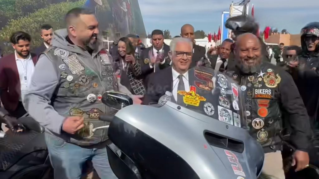 السياسيون يلبسون قناع التواضع… وبركة يضيف إليه خوذة دراجة