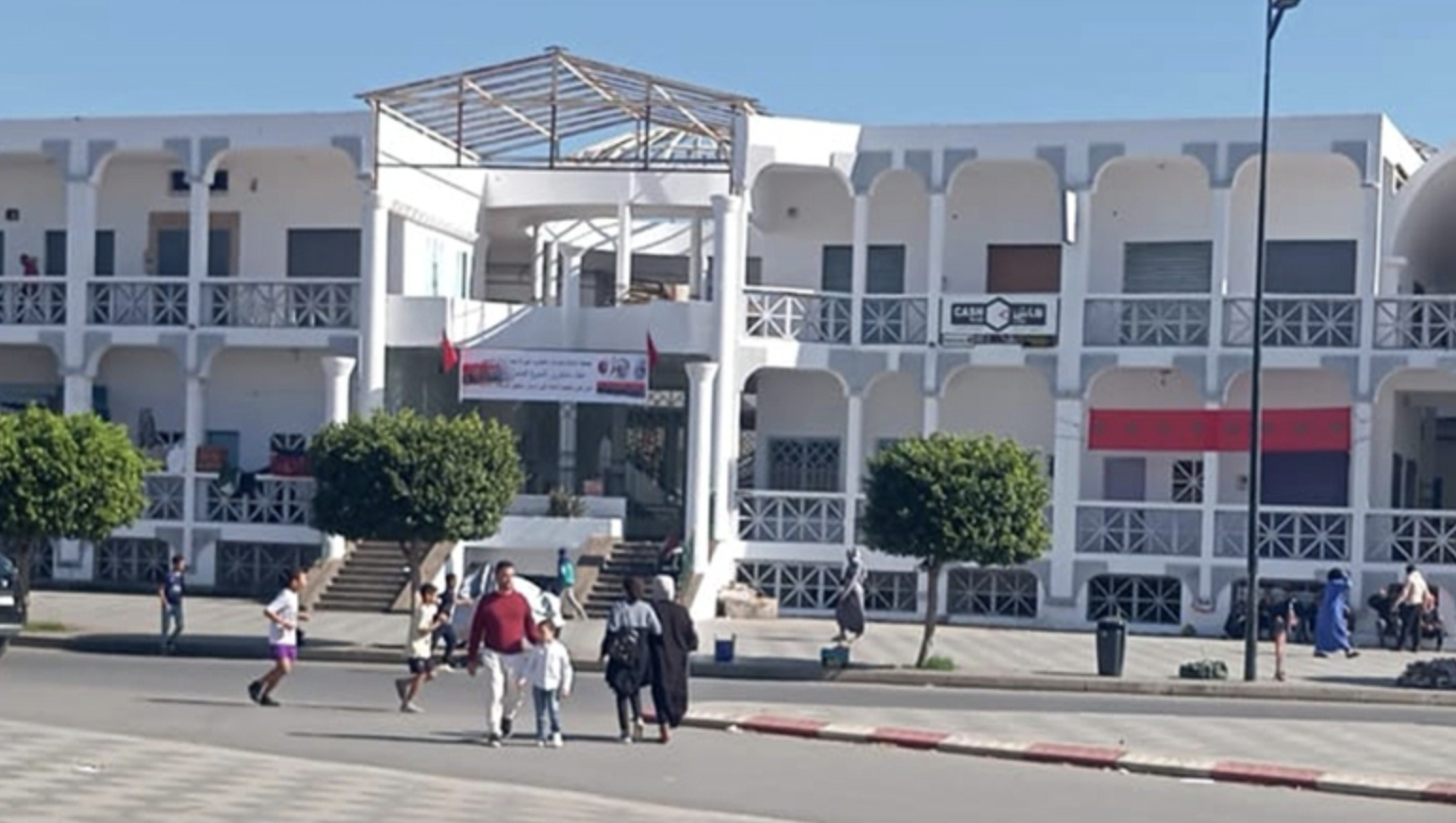 سوبير مارشي الرحمة بسلا… مركب تجاري عالق بين الإهمال ووعود التأهيل