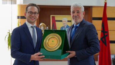 غياب صورة الملك في لقاء دبلوماسي يفجّر جدلًا بمجلس جهة فاس