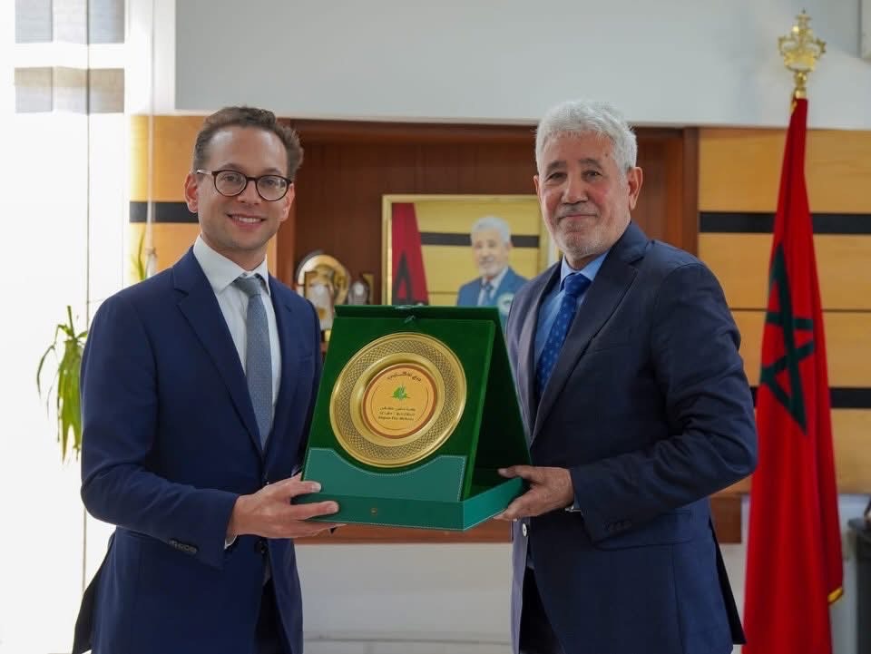 غياب صورة الملك في لقاء دبلوماسي يفجّر جدلًا بمجلس جهة فاس