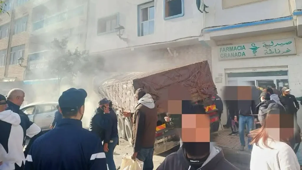 حادثة سير مروعة تهز حي البانيو بالفنيدق: شاحنة تقتحم مقهى وتتسبب في حريق مهول