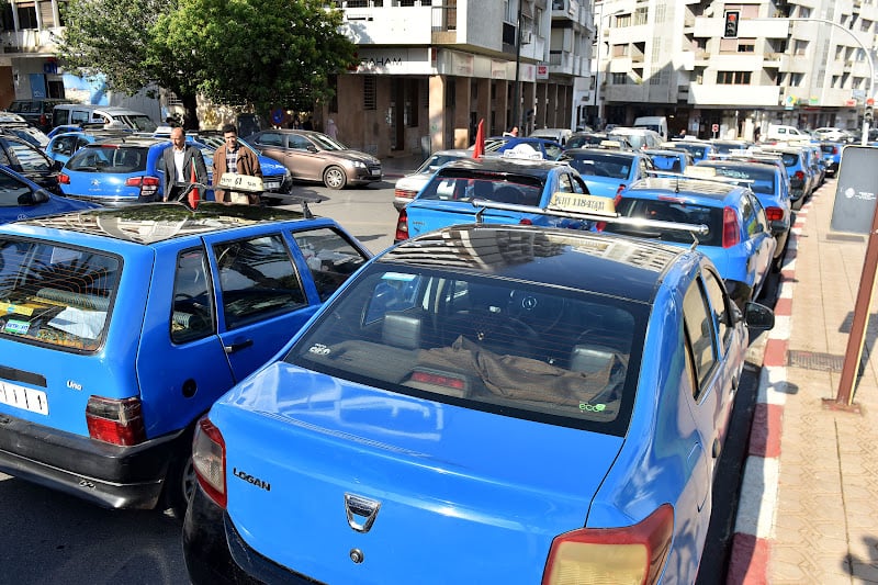 من المسؤول عن فوضى أسعار “الطاكسيات”؟