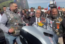 السياسيون يلبسون قناع التواضع… وبركة يضيف إليه خوذة دراجة