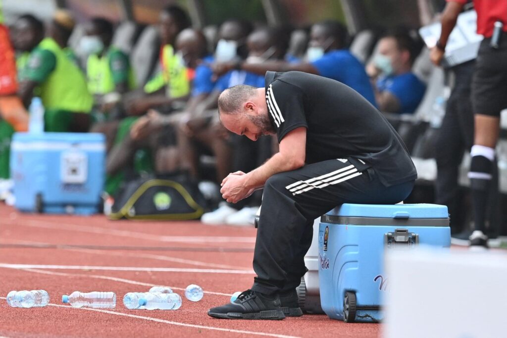 عقوبات صارمة من “الكاف” تُربك المنتخب الجزائري بعد الإقصاء القاري