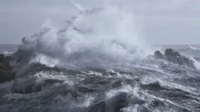 أمواج عاتية تضرب السواحل المغربية وتحذيرات من مخاطر بحرية