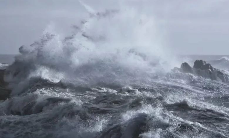 أمواج عاتية تضرب السواحل المغربية وتحذيرات من مخاطر بحرية % أمواج عاتية تضرب السواحل المغربية وتحذيرات من مخاطر بحرية