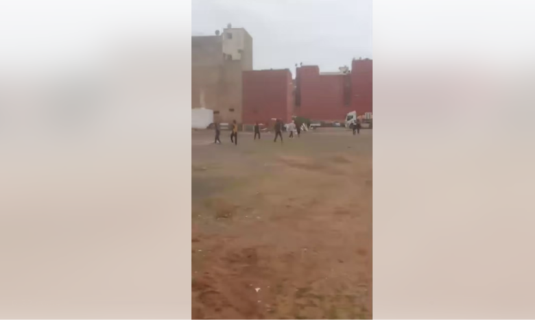 حجارة في وضح النهار.. فوضى القاصرين تُقلق ساكنة الدار الحمراء بسلا % حجارة في وضح النهار.. فوضى القاصرين تُقلق ساكنة الدار الحمراء بسلا