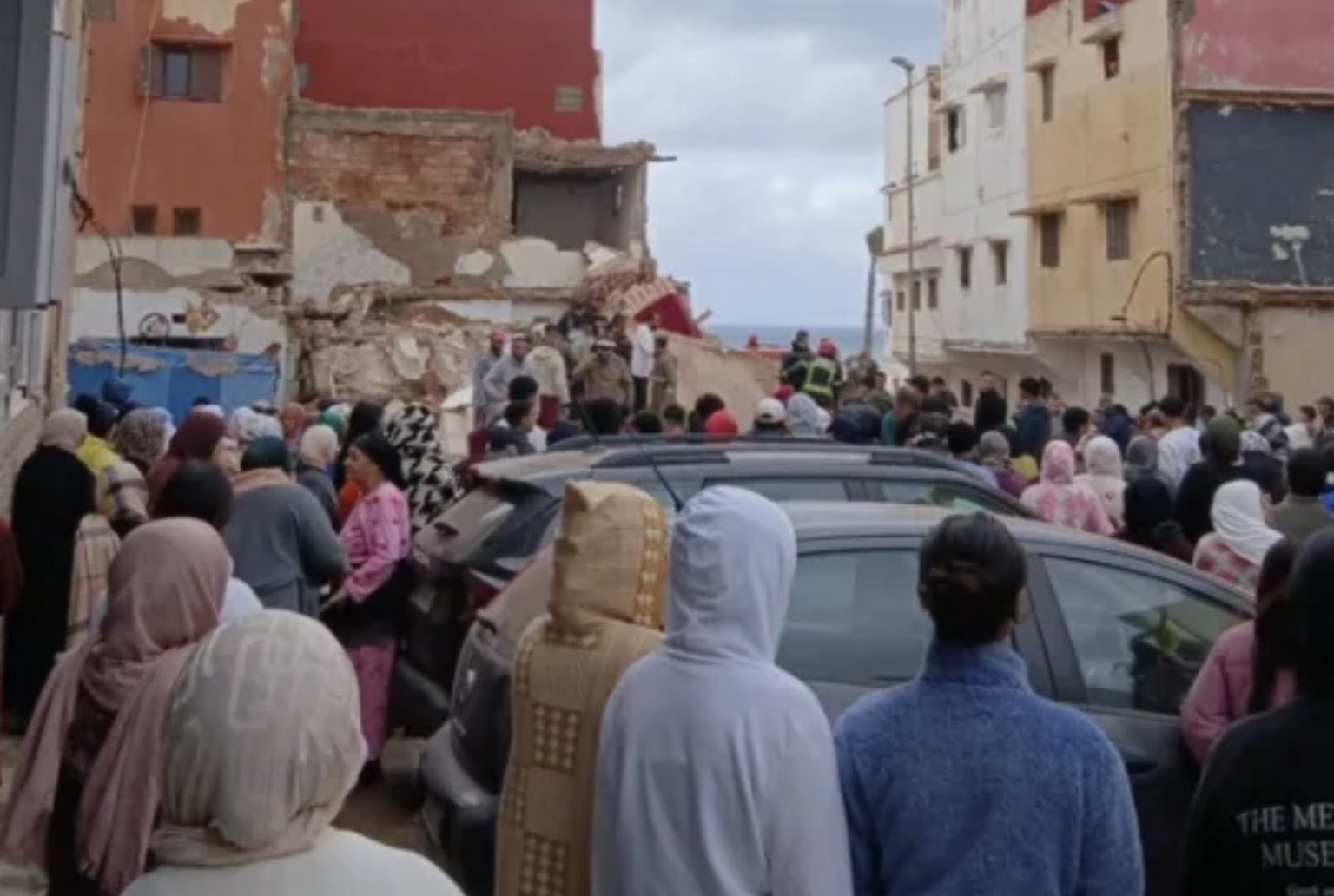 انهيار جزئي لبناية بحي العكاري بالرباط يخلف قتيلين ويصيب آخرين