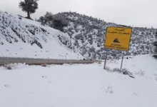 ثلوج وأمطار قوية تضرب عدة أقاليم بالمغرب وتحذير برتقالي للأرصاد