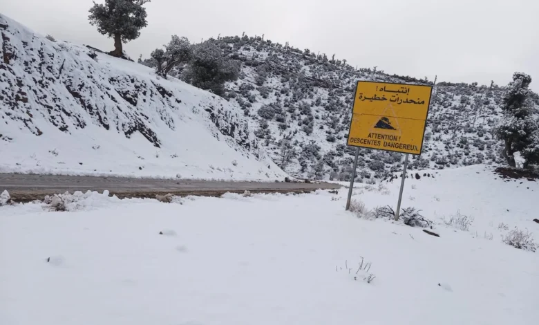 ثلوج وأمطار قوية تضرب عدة أقاليم بالمغرب وتحذير برتقالي للأرصاد
