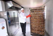 الأمن الوطني يوفّر الخبز لسكان القصر الكبير بعد فيضانات وادي اللوكوس