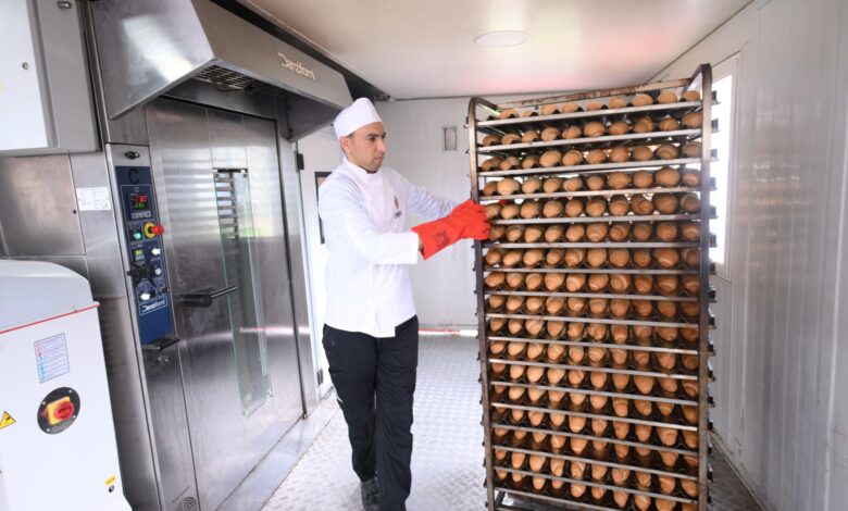 الأمن الوطني يوفّر الخبز لسكان القصر الكبير بعد فيضانات وادي اللوكوس % الأمن الوطني يوفّر الخبز لسكان القصر الكبير بعد فيضانات وادي اللوكوس