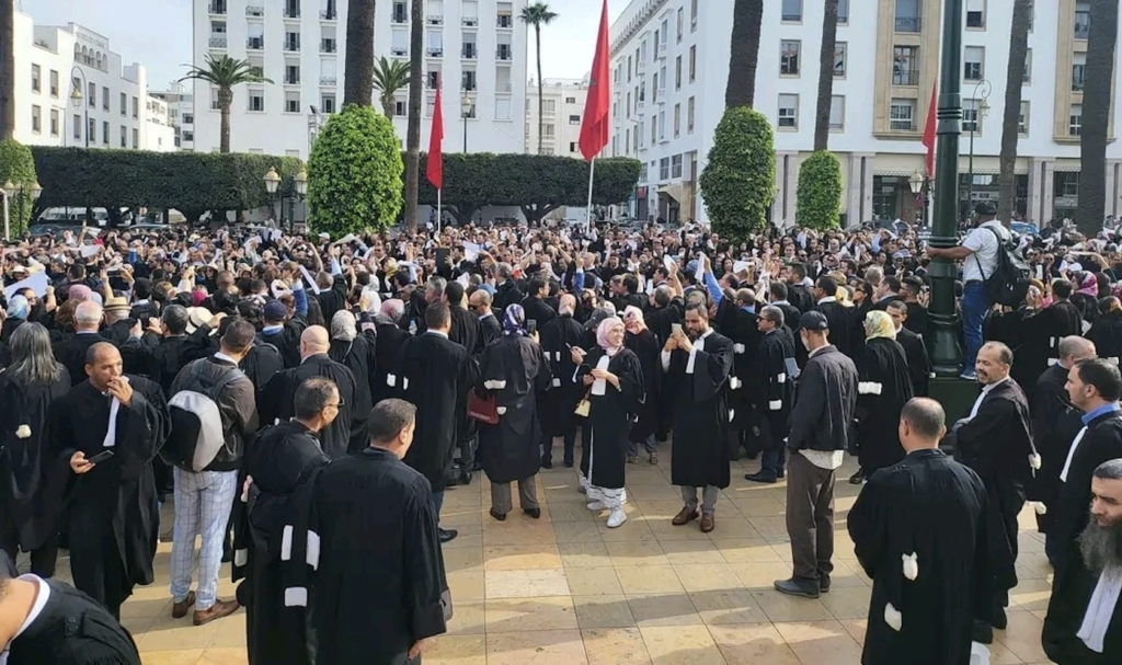 لقاء رئيس الحكومة بالمحامين يؤجل قانون المهنة ويهدئ الإضراب