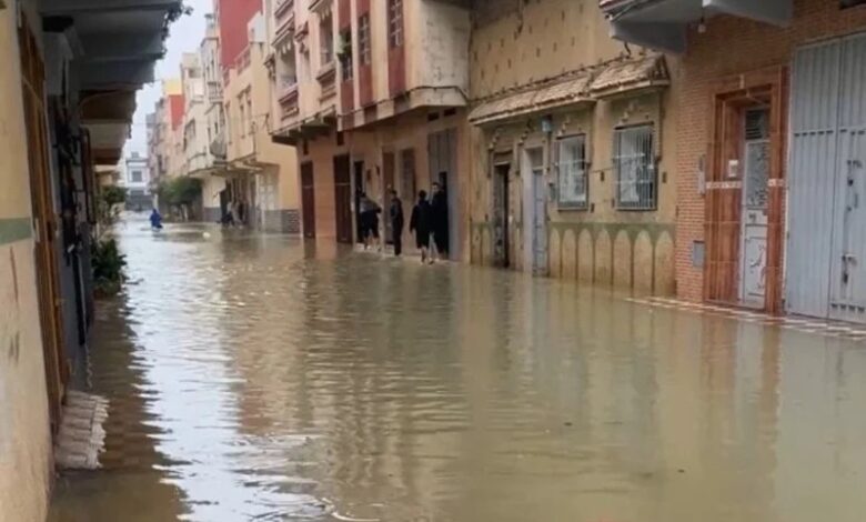 القصر الكبير على حافة العزلة الكاملة مع استمرار ارتفاع منسوب المياه