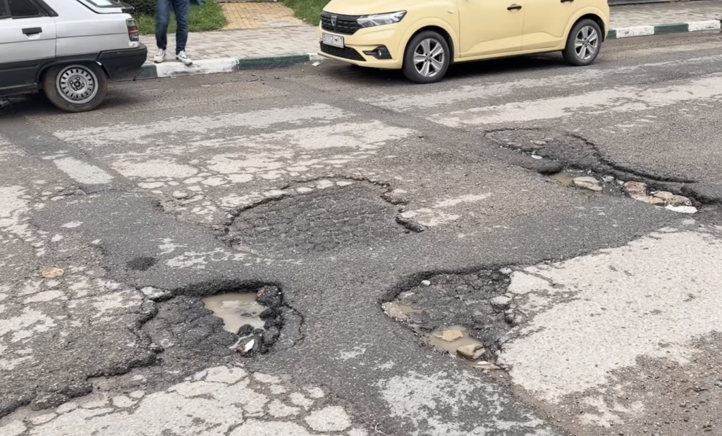 سلا تغرق في الحفر والظلام… والساكنة تطالب بالتدخل