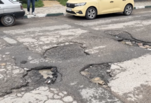 سلا تغرق في الحفر والظلام… والساكنة تطالب بالتدخل