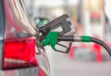 إقبال كثيف على محطات الوقود قبل زيادة جديدة في الأسعار