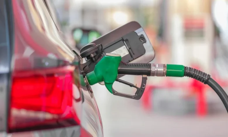 إقبال كثيف على محطات الوقود قبل زيادة جديدة في الأسعار % إقبال كثيف على محطات الوقود قبل زيادة جديدة في الأسعار