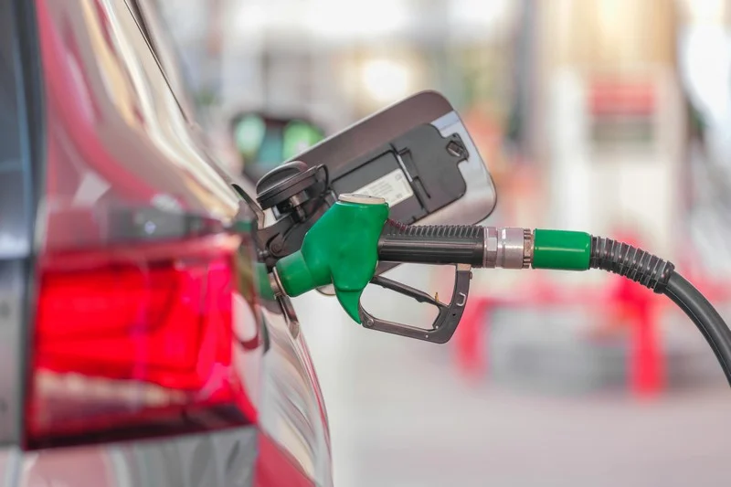 إقبال كثيف على محطات الوقود قبل زيادة جديدة في الأسعار