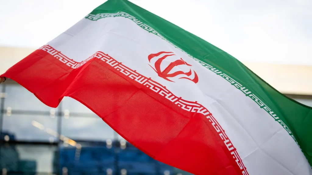 إيران تهدد باستهداف السفن الأمريكية في مضيق هرمز وسط توتر متصاعد