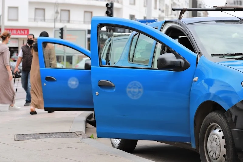 وزارة الداخلية تطلق إصلاحاً شاملاً لقطاع سيارات الأجرة ببطاقة إلكترونية