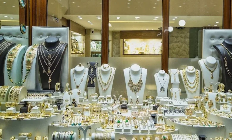 الذهب يتراجع للأسبوع الثاني والدولار يواصل الضغط على الأسواق
