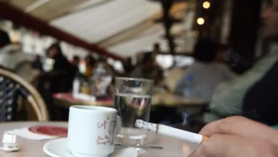 المجلس الاقتصادي يدعو لتشديد قانون التدخين وتوسيع المنع في المقاهي والمطاعم