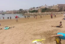 شاطئ سلا.. مرافق غائبة وفوضى تشوه موسم الاصطياف
