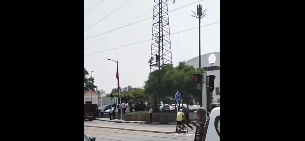 صانع تقليدي فوق برج كهربائي يستنفر سلطات سلا
