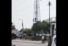 صانع تقليدي فوق برج كهربائي يستنفر سلطات سلا