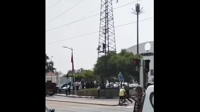 صانع تقليدي فوق برج كهربائي يستنفر سلطات سلا