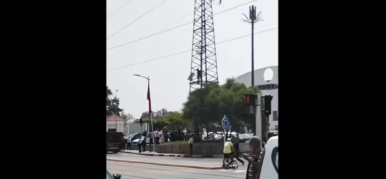 صانع تقليدي فوق برج كهربائي يستنفر سلطات سلا