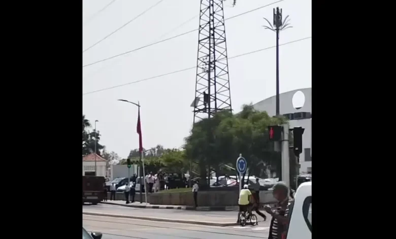 صانع تقليدي فوق برج كهربائي يستنفر سلطات سلا